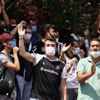 Beşiktaşlı taraftarlar Sergen Yalçın'ın evinin önünde toplandı