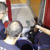 Tamir ettikleri asansörle duvar arasına sıkıştılar