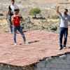 Çatıya çıkıp yaylım ateşi açtı! Çatıya çıkıp yaylım ateşi açtı!