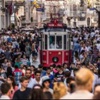 Annesinin izinden gidiyor Annesinin izinden gidiyor