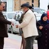 Dilenci kılığına giren zabıta yarım saatte 32 lira para topladı