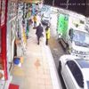 Kaldırımda duran hamile köpeğe tekme attı Kaldırımda duran hamile köpeğe tekme attı