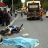 Çöp kamyonunun altında kalan motosiklet sürücüsü öldü Çöp kamyonunun altında kalan motosiklet sürücüsü öldü