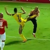 Derbi maçında tekmeler havada uçuştu Derbi maçında tekmeler havada uçuştu