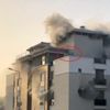 ﻿Küçük kız çocuğu korku dolu gözlerle umuda böyle tutundu. Dumanlar her yanı sarmıştı