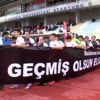 Spor suriyeli gençler, eski futbolculara gösteri maçı ...