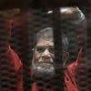 Mursi, "ilk kez idam mahkumu kıyafetiyle" mahkemede Mursi, "ilk kez idam mahkumu kıyafetiyle" mahkemede