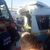 İzmir'de kamyon, yolcu minibüsüne çarptı: 3'ü ağır 13 yaralı