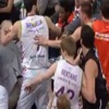 Basket maçında görülmemiş kavga Basket maçında görülmemiş kavga