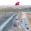 Suriye sınırına dev Türk bayrağı