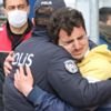 O gözyaşlarına boğuldu, meraklı vatandaşlar koronayı hiçe saydı