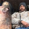 120 kiloluk yayın balığının yanına yatarak fotoğraf çektirdiler 120 kiloluk yayın balığının yanına yatarak fotoğraf çektirdiler