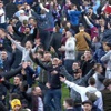 Sahayı basıp futbolcuyu ısırdılar! Sahayı basıp futbolcuyu ısırdılar!