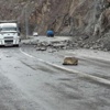 Hakkari'de seyir halindeki otomobilin üzerine kaya düştü!