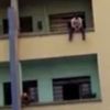 Brezilya'da intihara kalkışan şahsı polisler kurtardı Brezilya'da intihara kalkışan şahsı polisler kurtardı