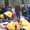 Dişçide cam silerken düşen kadın... Dişçide cam silerken düşen kadın...