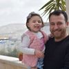 'Hayat Güzeldir' filmi gerçek oldu! İdlibli baba kızına savaşın bir oyun olduğunu öğretti 'Hayat Güzeldir' filmi gerçek oldu! İdlibli baba kızına savaşın bir oyun olduğunu öğretti