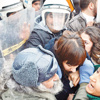 Eylemcilere kalkanlı müdahale Eylemcilere kalkanlı müdahale