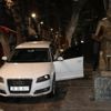 Otomobili merdivende asılı kalan sürücüden akılalmaz savunma: Oraya park etmiştim Otomobili merdivende asılı kalan sürücüden akılalmaz savunma: Oraya park etmiştim