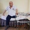 Ayak parmağının kesilmesini beklerken bacağından oldu