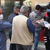 Adana'da polis, banka önlerinde sıra bekleyenlere maske dağıttı