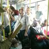 Heykel adamların metrobüste ‘Kitap okuma’ duruşu Heykel adamların metrobüste ‘Kitap okuma’ duruşu