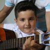 7 yaşına kadar konuşamayan Ayberk şimdi şarkı söylüyor