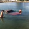 Sürücüsünün el frenini çekmeyi unuttuğu araba gölete düştü