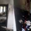Cinayet şüphelisinin evi yakıldı Cinayet şüphelisinin evi yakıldı