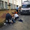 Ortaokulda görevli hizmetli iki kişiyi bıçakladı