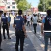 Polisi gören maskesini taktı