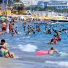 Antalya da sıcaktan ve nemden bunalanlar sahile koştu, ... Antalya da sıcaktan ve nemden bunalanlar sahile koştu, ...