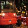Tramvay yoluna giren araç seferleri aksattı