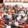Kendisine bağlı barolar oluşturmayı amaçlayan iktidar, ne yasa dinliyor ne uyarı