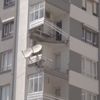 Kocaeli'de balkon çöktü: 1 yaralı Kocaeli'de balkon çöktü: 1 yaralı