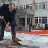 Edirne'de meclis üyesi belediyeye kızdı kaldırımları temizledi