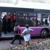 Halk otobüsü bariyerlere çarptı