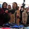 Bakan İslam pazarda vatandaşla kucaklaştı Bakan İslam pazarda vatandaşla kucaklaştı