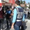 Polisi görünce aniden koşmaya başladı