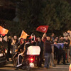 Cumhurbaşkanı Erdoğan'ın evinin önüne akın ettiler Cumhurbaşkanı Erdoğan'ın evinin önüne akın ettiler