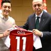 Mesut Özil’den Kızılay’a anlamlı bağış