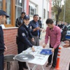 Kütahya'da polisler vatandaşa aşure dağıttı Kütahya'da polisler vatandaşa aşure dağıttı