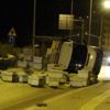 Arı kovanı taşıyan kamyon kaza yaptı! Kovanlar etrafa saçıldı Arı kovanı taşıyan kamyon kaza yaptı! Kovanlar etrafa saçıldı