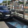 Jipin üzerine tramvay durağının koruma camı düştü