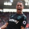 Fikret Orman devre arasında Javier Hernandez'e imzayı attırıyor