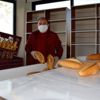 Muğla'da bir gazeteci evden çıkamayanlara 1500 ekmeği ücretsiz dağıttı Muğla'da bir gazeteci evden çıkamayanlara 1500 ekmeği ücretsiz dağıttı