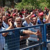 Kendilerini fabrikaya hapseden işçileri polis dışarı çıkarttı