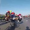 Dünyaca ünlü yarışta bisikletçilerin kazası kameraya ...