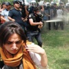 'Kırmızılı Kadın'a gaz sıkan polisin ismi bakın hangi dosyada! 'Kırmızılı Kadın'a gaz sıkan polisin ismi bakın hangi dosyada!