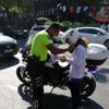 Kimliğini unutan genç kızı sınava motosikletli polis ...
